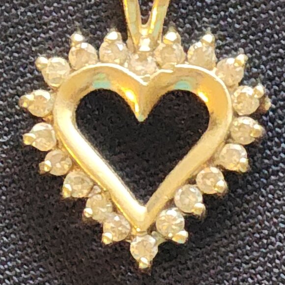 Vintage Gold Tone? Heart Pendant with 20 Stones?  Beautiful - Picture 7 of 11